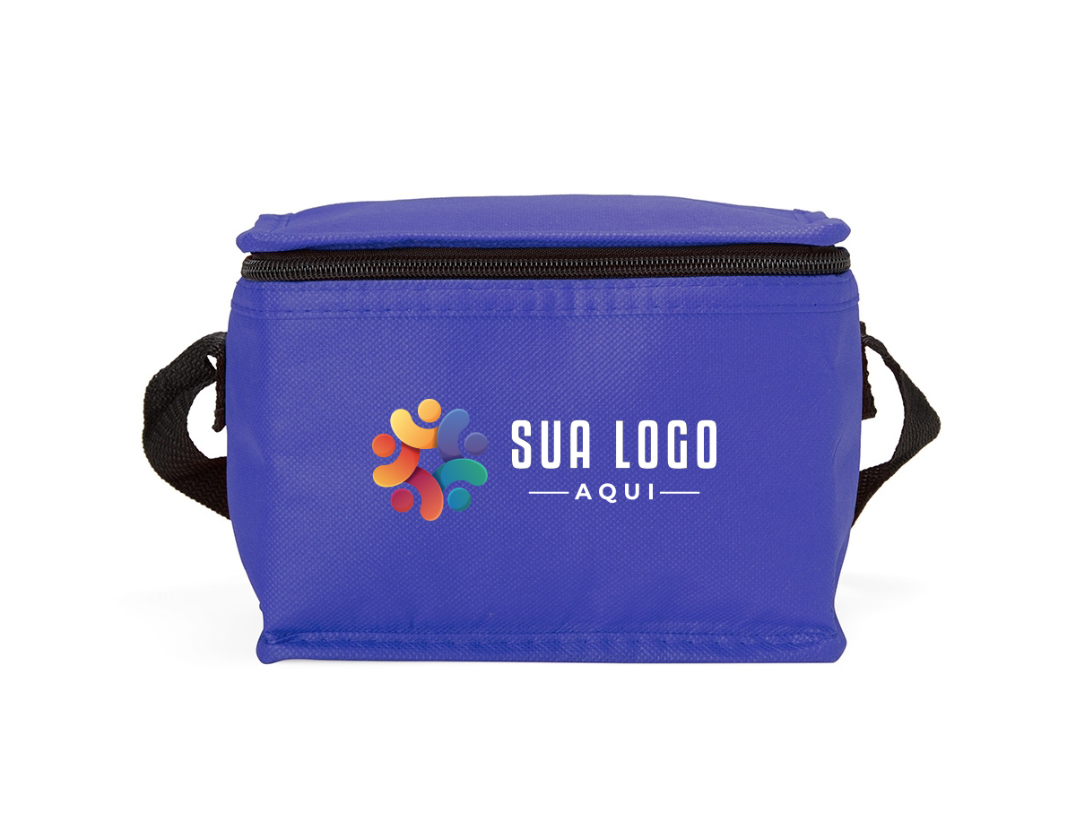 Bolsa térmica confeccionada em TNT impermeável, desenvolvida para oferecer praticidade em usos rápidos e deslocamentos do dia a dia. Possui capacidade máxima de até 5 litros e fechamento em zíper, garantindo melhor vedação e segurança no transporte. O revestimento térmico interno em alumínio contribui para a manutenção da temperatura de alimentos e bebidas por mais tempo. Conta com alça fixa em nylon, que proporciona conforto e facilidade ao carregar. Um brinde corporativo funcional, leve e de uso recorrente, ideal para ações que valorizam utilidade real.