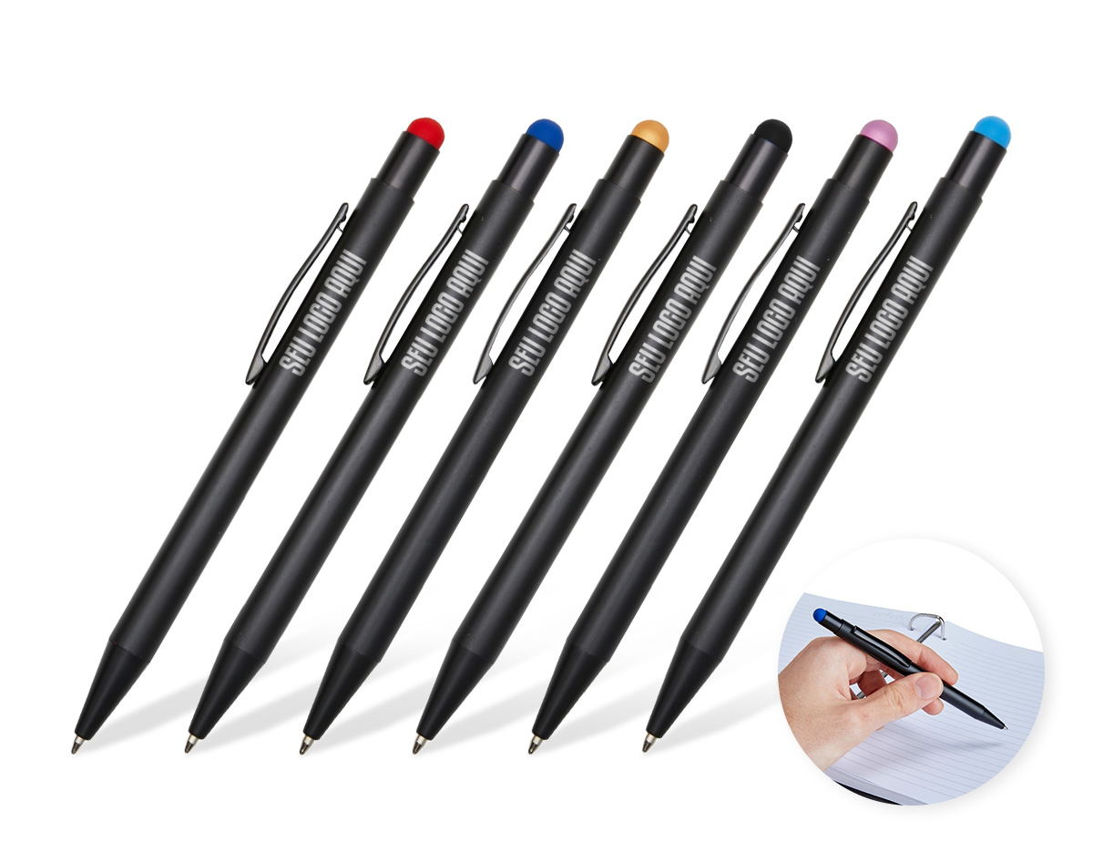 Caneta metálica com touch screen, carga esferográfica azul 1.0mm e acionamento por clique. Ao ser personalizada a laser, o corpo da caneta adotará a mesma cor da borracha touch, com a exceção da cor preta, que permanecerá em prata.