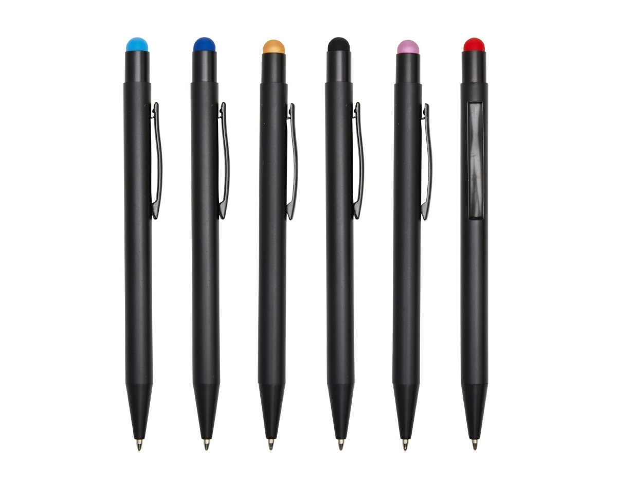 Caneta metálica com touch screen, carga esferográfica azul 1.0mm e acionamento por clique. Ao ser personalizada a laser, o corpo da caneta adotará a mesma cor da borracha touch, com a exceção da cor preta, que permanecerá em prata.
