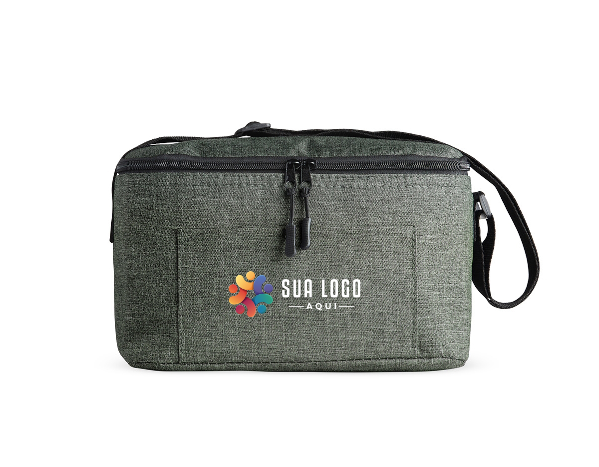Bolsa térmica 6 litros de poliéster. Contém bolso frontal com zíper, bolsos laterais telados, e alça transversal regulável em nylon (não removível) com apoio para ombro.