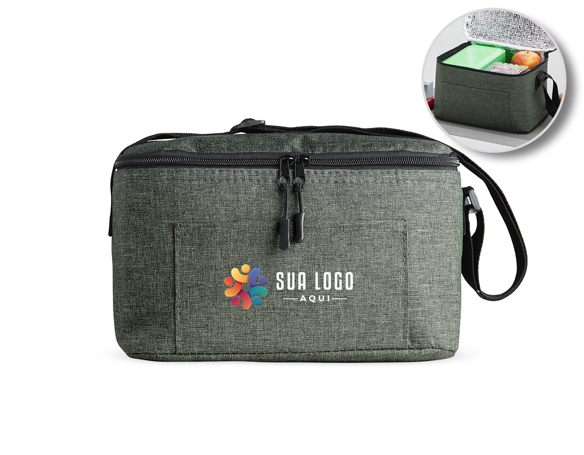 Bolsa térmica 6 litros de poliéster. Contém bolso frontal com zíper, bolsos laterais telados, e alça transversal regulável em nylon (não removível) com apoio para ombro.