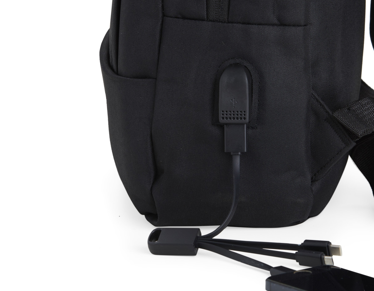 Mochila de Nylon 22 Litros com 4 compartimentos, sendo o principal com bolso para notebook 15,6. Com divisórias internas para acessórios, a mochila possui bolso lateral, suporte externo USB e alça para engate em malas de viagem. 