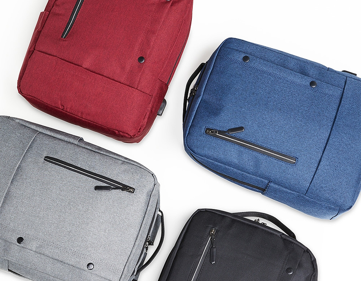 Mochila de Nylon 22 Litros com 4 compartimentos, sendo o principal com bolso para notebook 15,6. Com divisórias internas para acessórios, a mochila possui bolso lateral, suporte externo USB e alça para engate em malas de viagem. 