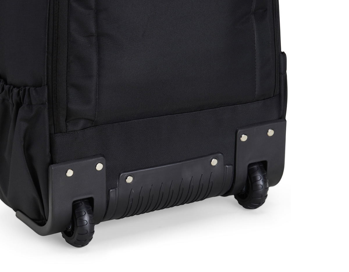 Mochila 27 litros com rodinhas e cadeado TSA. Possui padrão para bagagem de mão, conforme especificações ANAC (Agência Nacional de Aviação Civil) Confeccionada em nylon, contém alça revestida com espuma para um maior conforto, puxador retrátil com regulagem e botão acionador, alças para as costas escondidas no compartimento traseiro com zíper