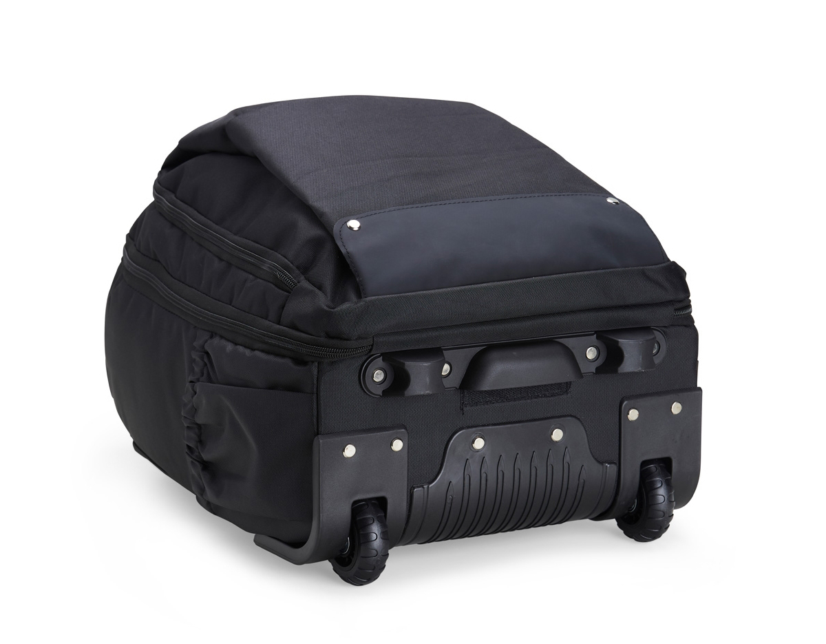 Mochila 27 litros com rodinhas e cadeado TSA. Possui padrão para bagagem de mão, conforme especificações ANAC (Agência Nacional de Aviação Civil) Confeccionada em nylon, contém alça revestida com espuma para um maior conforto, puxador retrátil com regulagem e botão acionador, alças para as costas escondidas no compartimento traseiro com zíper
