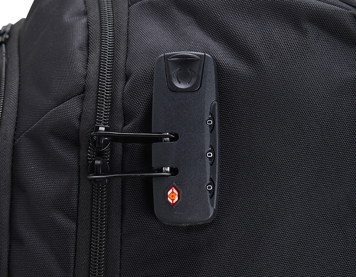 Mochila 27 litros com rodinhas e cadeado TSA. Possui padrão para bagagem de mão, conforme especificações ANAC (Agência Nacional de Aviação Civil) Confeccionada em nylon, contém alça revestida com espuma para um maior conforto, puxador retrátil com regulagem e botão acionador, alças para as costas escondidas no compartimento traseiro com zíper