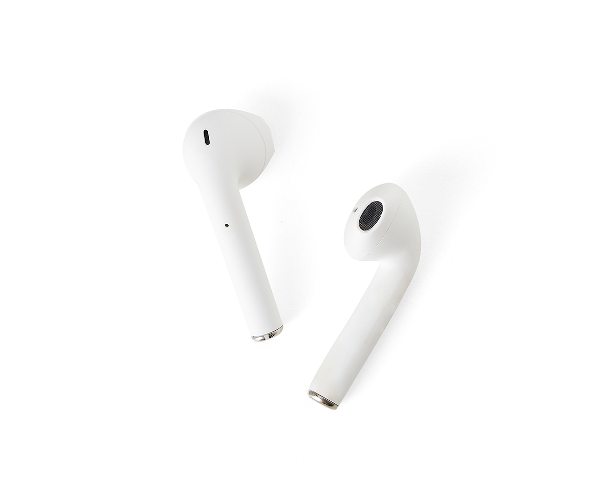 Fone de ouvido bluetooth com comandos touch, microfone e case carregador de fechamento magnético. Fones e case com acabamento brilhante, acompanha USB Lightning.