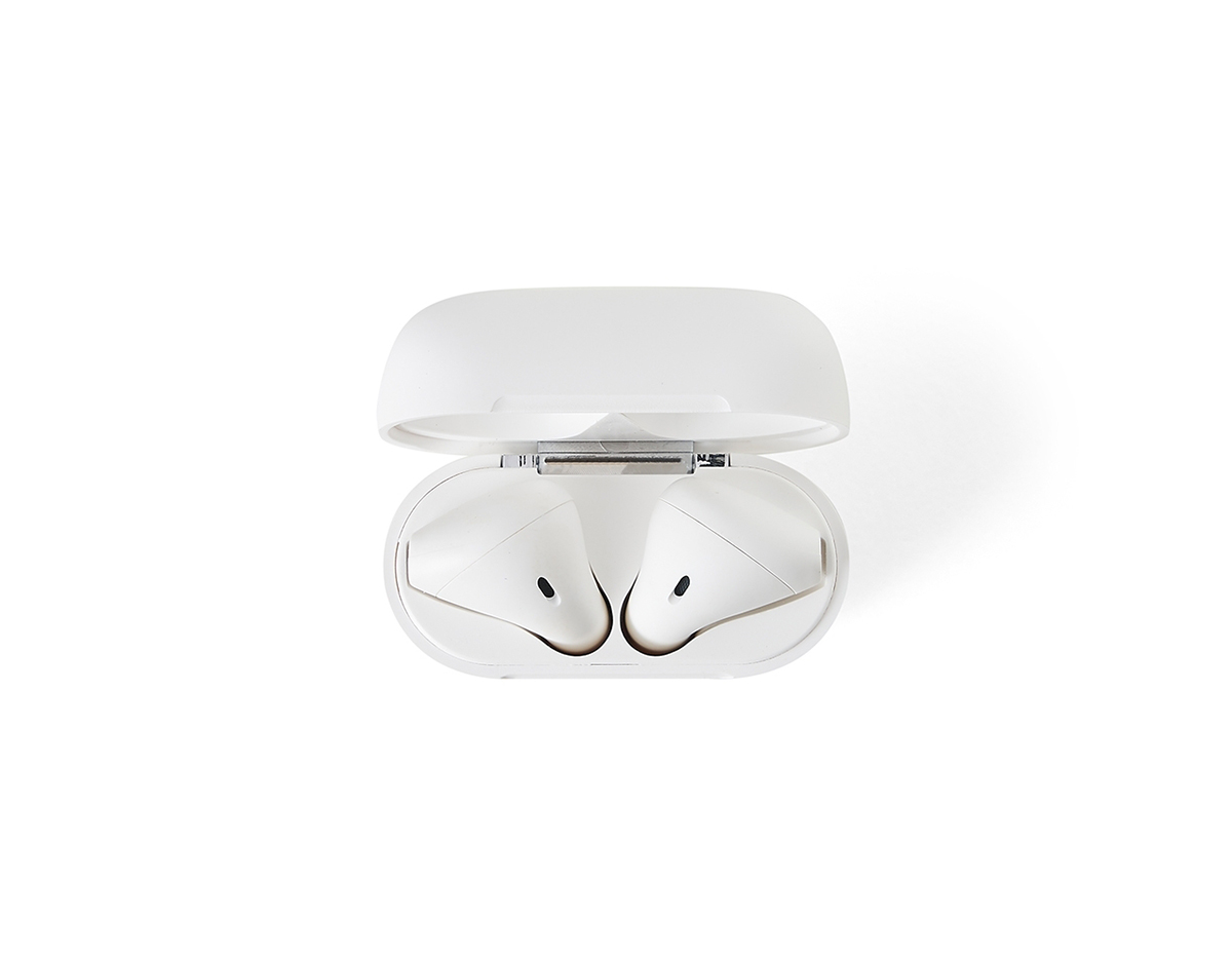 Fone de ouvido bluetooth com comandos touch, microfone e case carregador de fechamento magnético. Fones e case com acabamento brilhante, acompanha USB Lightning.