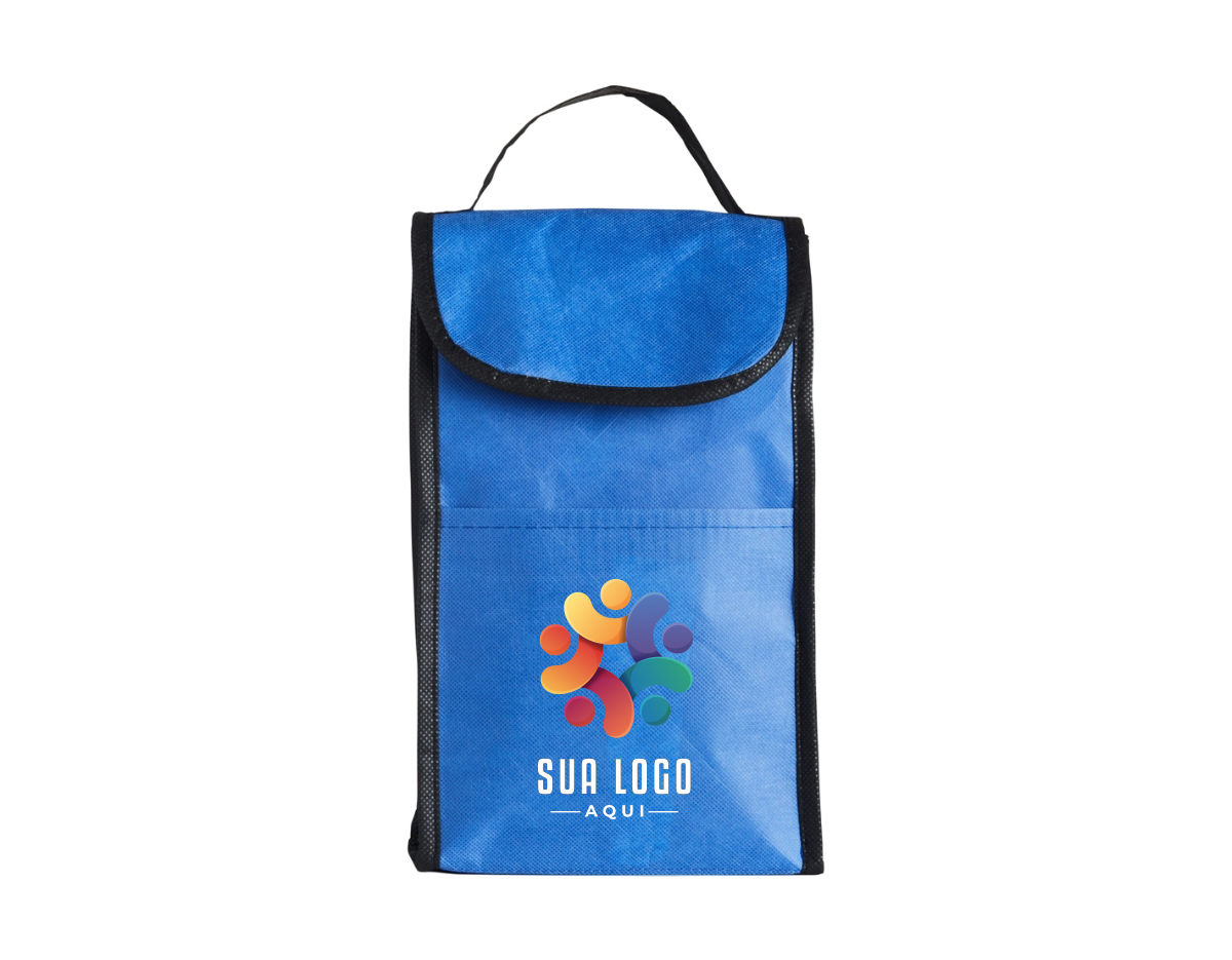 Bolsa térmica de rPET com capacidade de 4 litros com bolso frontal. Feita a partir de materiais recicláveis.