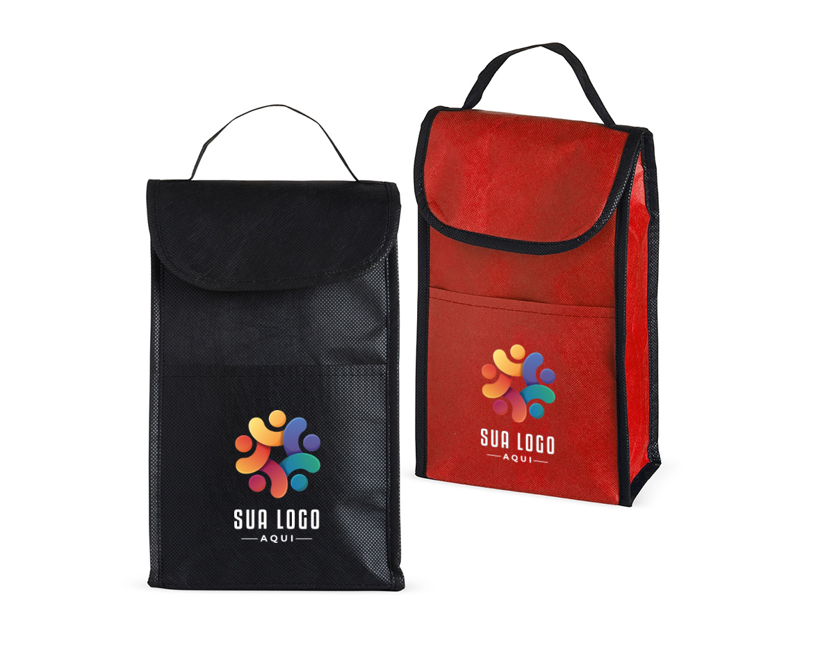 Bolsa térmica de rPET com capacidade de 4 litros com bolso frontal. Feita a partir de materiais recicláveis.