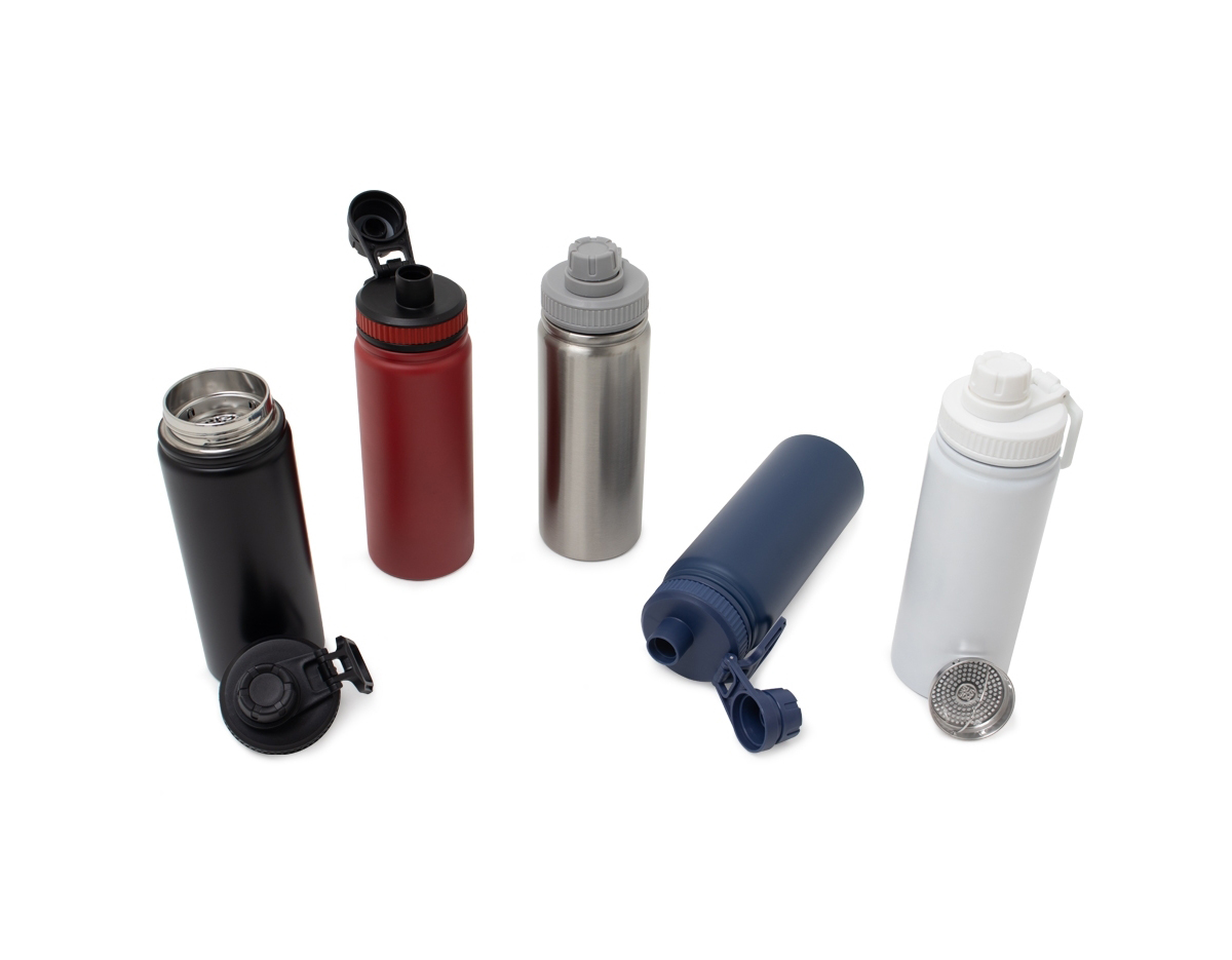 Garrafa térmica com infusor de bebidas, feita em inox 304de parede dupla com capacidade para 570ml. Tampa com alça para transporte e tampa de proteção para o bocal.