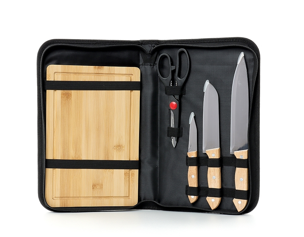 Kit churrasco 5 peças em estojo de nylon com alça e parte interna com elástico para fixar as peças. Possui tábua de madeira com canaleta, três facas de corte e tesoura.