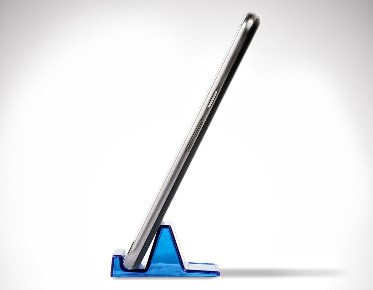 Suporte para celular confeccionado em acrílico resistente, com design simples e funcional que garante estabilidade ao aparelho. Ideal para apoiar o celular em mesas ou bancadas, facilitando a visualização de conteúdos e chamadas.