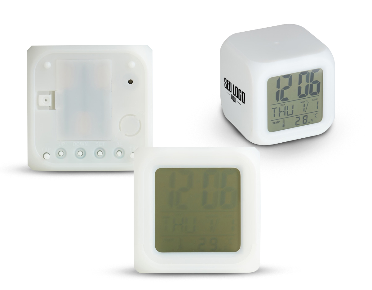 Relógio Digital LED com Despertador
Relógio digital LED com despertador, feito em material plástico. Com um display LCD multifuncional que exibe horas, dias da semana, data e temperatura ambiente, o relógio possui a função de alarme com 9 opções de toques, incluindo um prático modo soneca. O LED ativado por meio de botões ou via touch