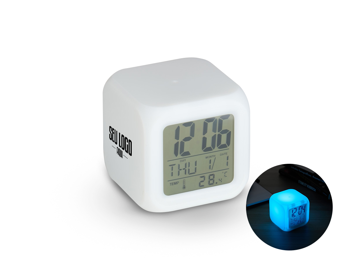 Relógio Digital LED com Despertador
Relógio digital LED com despertador, feito em material plástico. Com um display LCD multifuncional que exibe horas, dias da semana, data e temperatura ambiente, o relógio possui a função de alarme com 9 opções de toques, incluindo um prático modo soneca. O LED ativado por meio de botões ou via touch