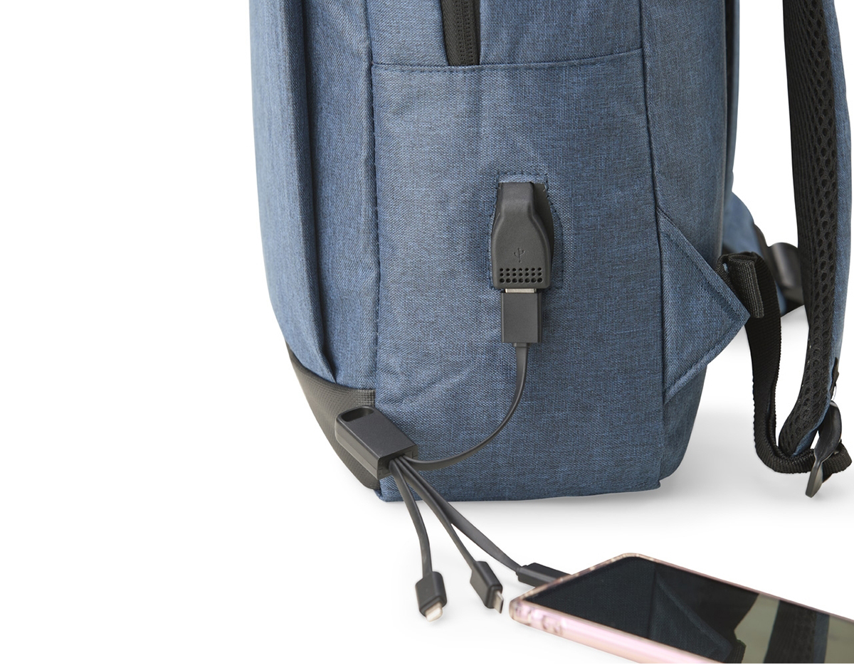 Mochila de nylon 21 litros com detalhe em couro sintético, três compartimentos, sendo o principal com bolso para notebook 156. Com divisórias internas para acessórios, a mochila possui bolso lateral e suporte externo usb.