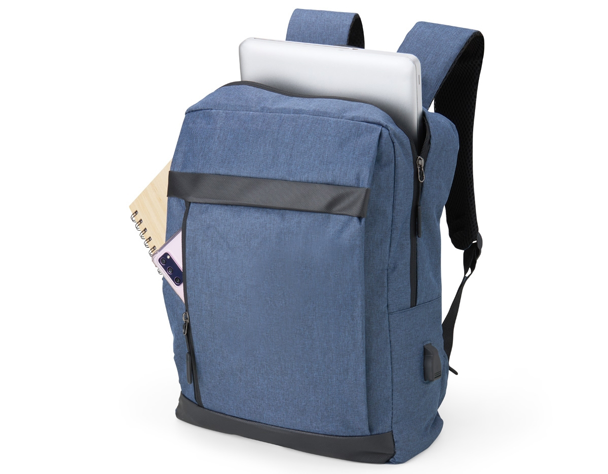 Mochila de nylon 21 litros com detalhe em couro sintético, três compartimentos, sendo o principal com bolso para notebook 156. Com divisórias internas para acessórios, a mochila possui bolso lateral e suporte externo usb.