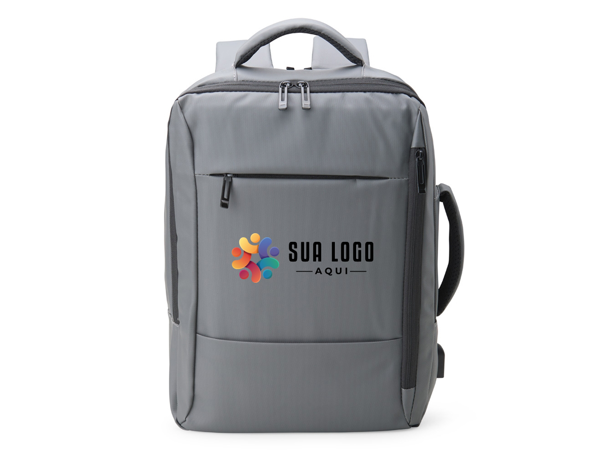 Mochila em couro sintético 23 litros resistente à água com quatro compartimentos, sendo o principal com bolso para notebook 15,6 e tablet 10. Com divisórias internas para acessórios, a mochila possui suporte externo usb, alça para encaixe em malas de viagem e duas alças de mãos, sendo uma delas lateral para o transporte da mochila no modo pasta.
