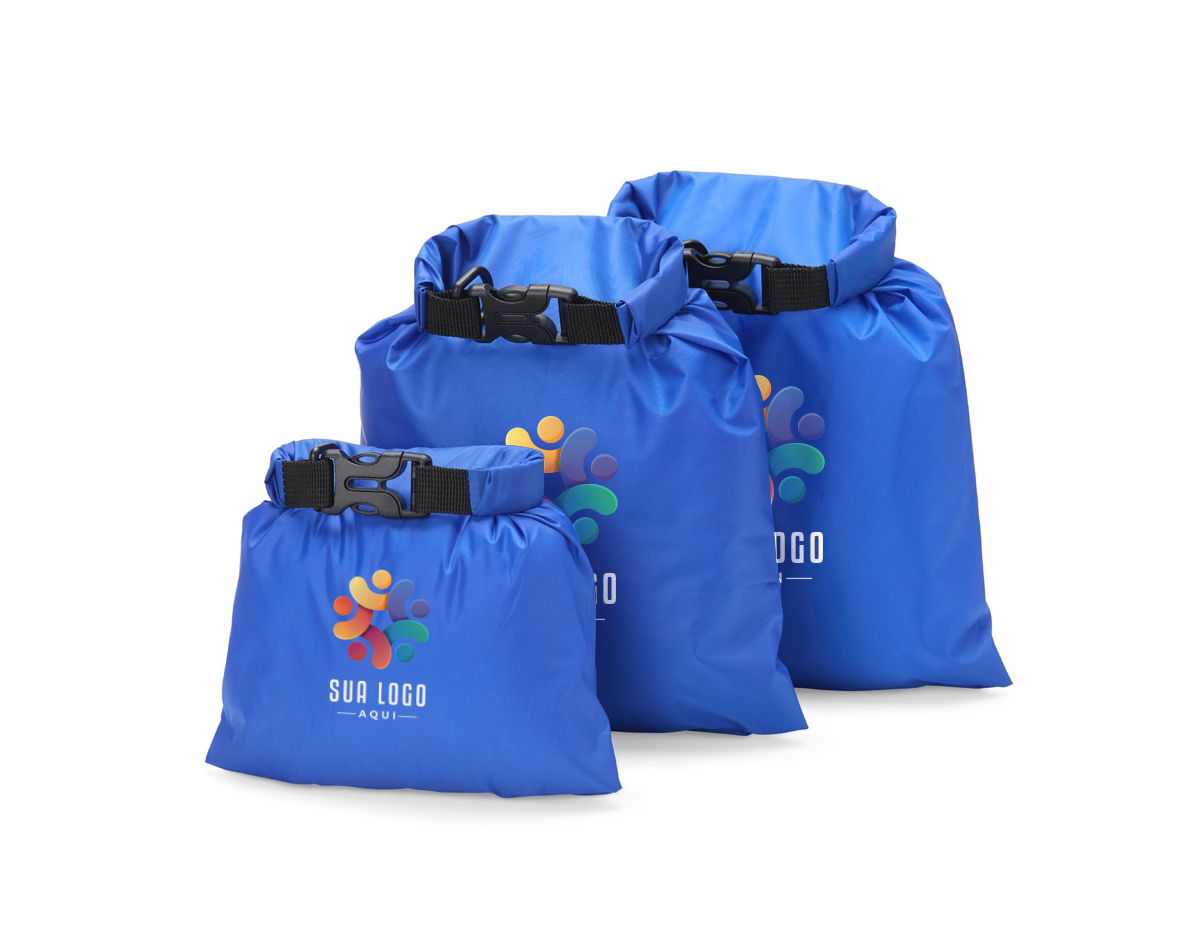 Kit com 3 sacos em nylon impermeável com fechamento por fivelas.