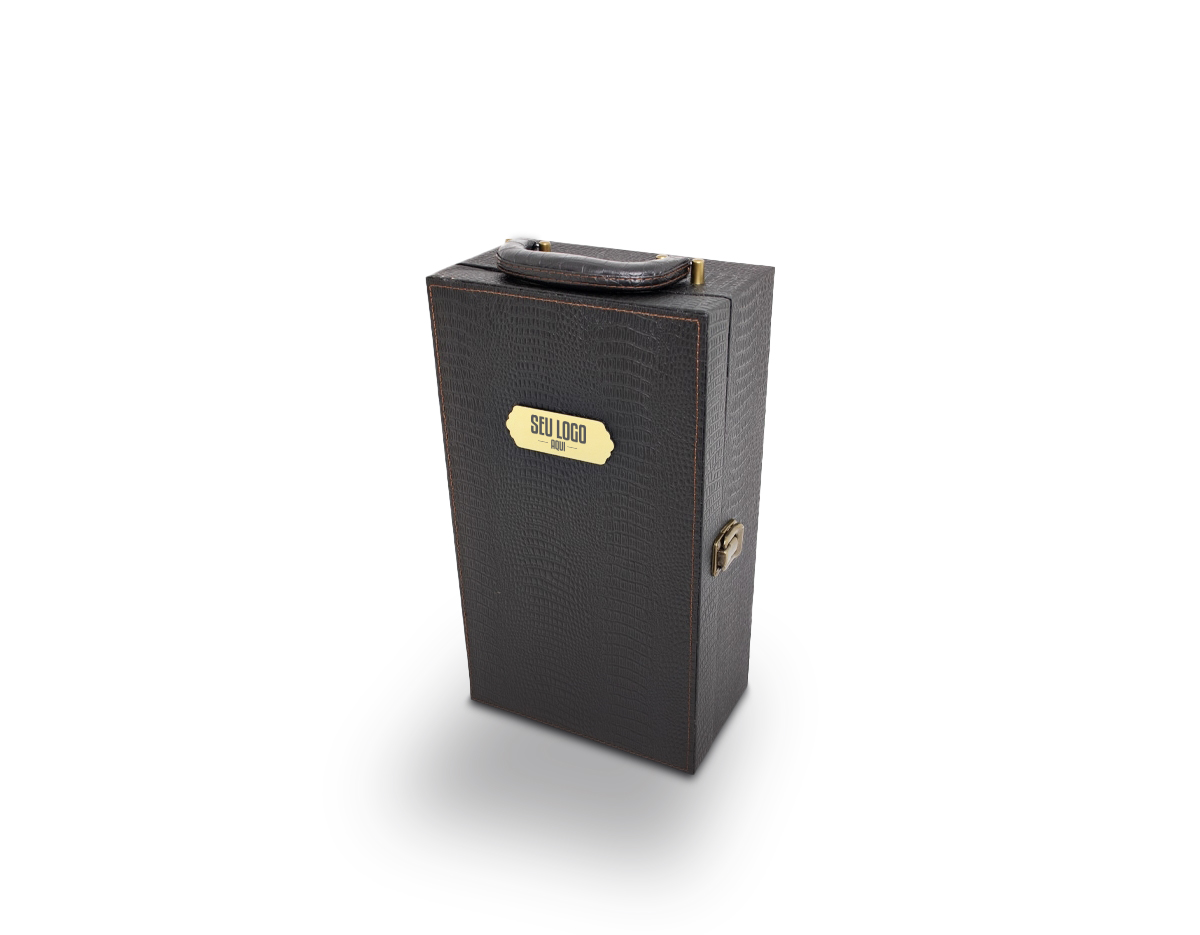 Kit vinho 4 peças em maleta de couro sintético texturizada. Contém saca-rolhas metálico, bico condutor com tampa, cortador de lacre e wine collar. Maleta com alça, trava de segurança e plaquinha plástica fixa com fita dupla face. Área interna revestida de veludo com suportes de nylon com velcro e duas repartições para garrafas.