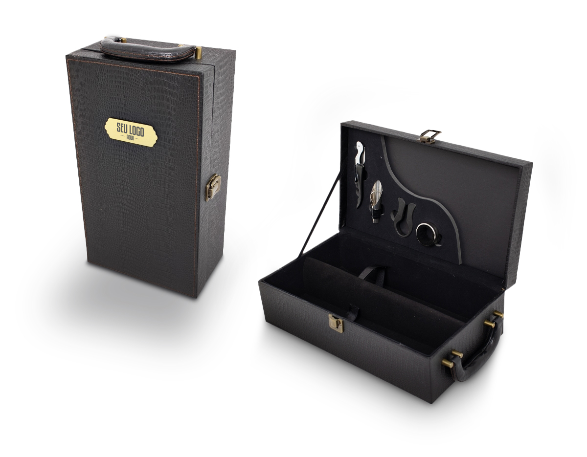 Kit vinho 4 peças em maleta de couro sintético texturizada. Contém saca-rolhas metálico, bico condutor com tampa, cortador de lacre e wine collar. Maleta com alça, trava de segurança e plaquinha plástica fixa com fita dupla face. Área interna revestida de veludo com suportes de nylon com velcro e duas repartições para garrafas.