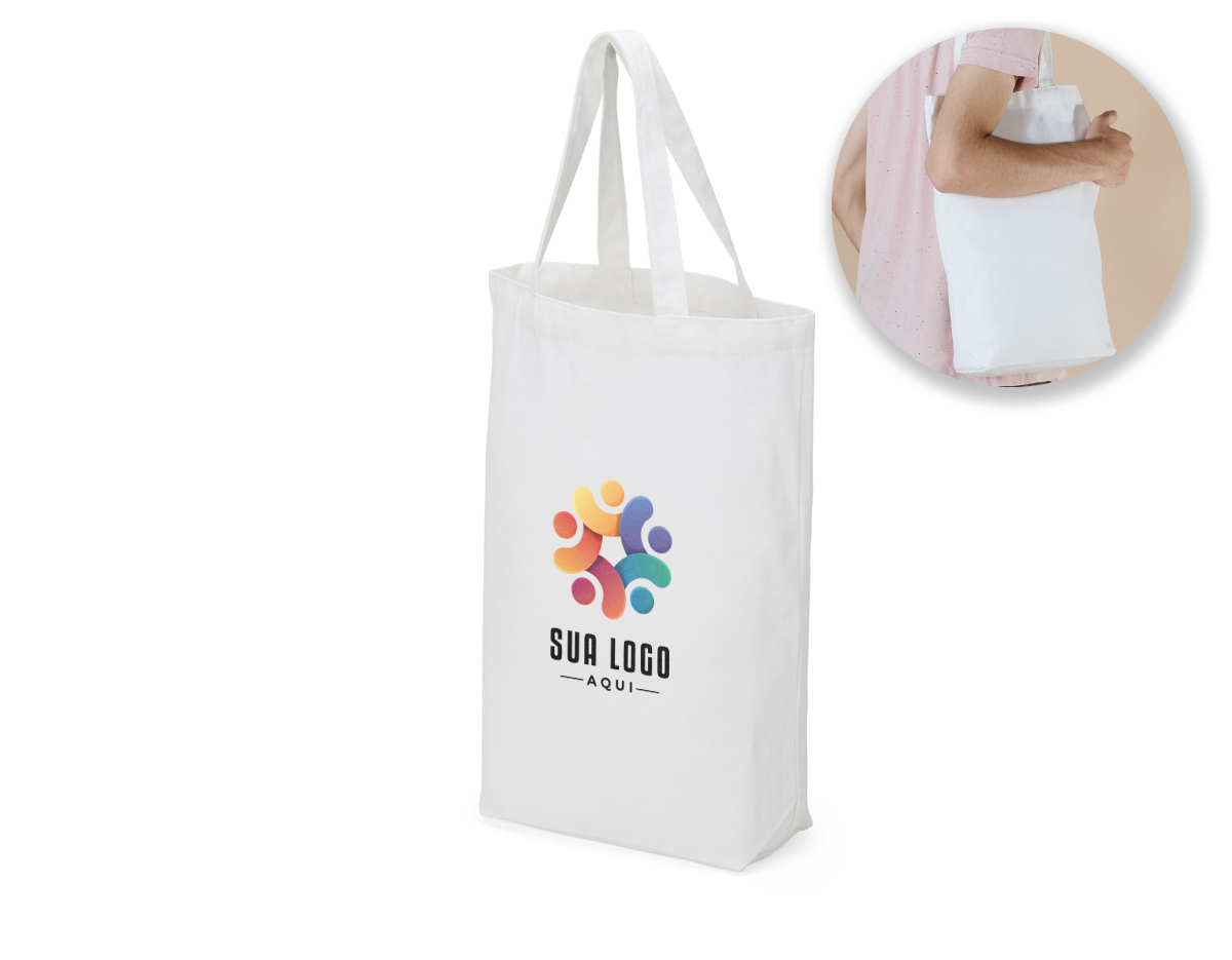 Sacola de algodão com alças costuradas na parte interna.