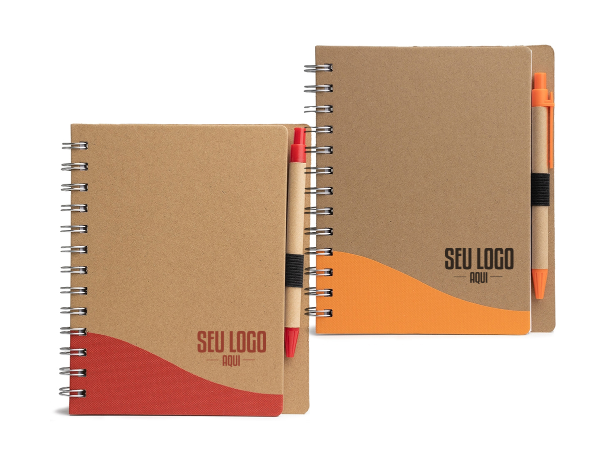 Bloco de anotações ecológico com caneta, capa produzida em papelão com detalhe texturizado e verso liso. Contém miolo com aproximadamente 70 folhas pautadas, suporte de nylon e acompanha caneta de papelão com clip e ponteira de plástico, carga esferográfica 1.0mm e acionamento por clique.