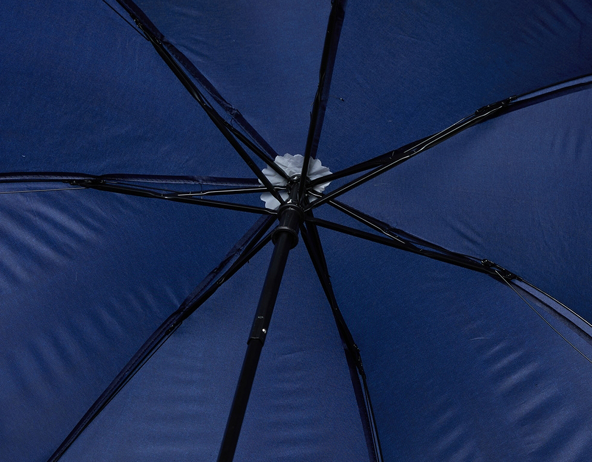 Guarda chuva manual de tecido em nylon com parte interna em vinil. Possui 8 varetas e estrutura em aço, pegador, botão de abertura e alça de nylon. Acompanha capa protetora.