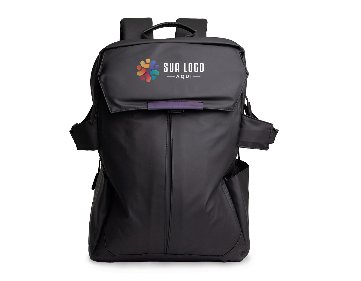 Mochila de 30 Litros confeccionada em couro sintético resistente à água. Contém três compartimentos, sendo um deles exclusivo para acomodar capacete de bicicleta e outro para notebook de 15,6" com revestimento aveludado. A mochila possui faixa e detalhes refletivos, bolsos externos nas laterais, bolso interno de plástico exclusivo para itens molhados, bolso interno de tela, alça para engate em mala de viagem, alça regulável revestida com espuma, parte traseira também revestida com espuma para maior conforto e fivelas para melhor expansão e segurança da mochila.