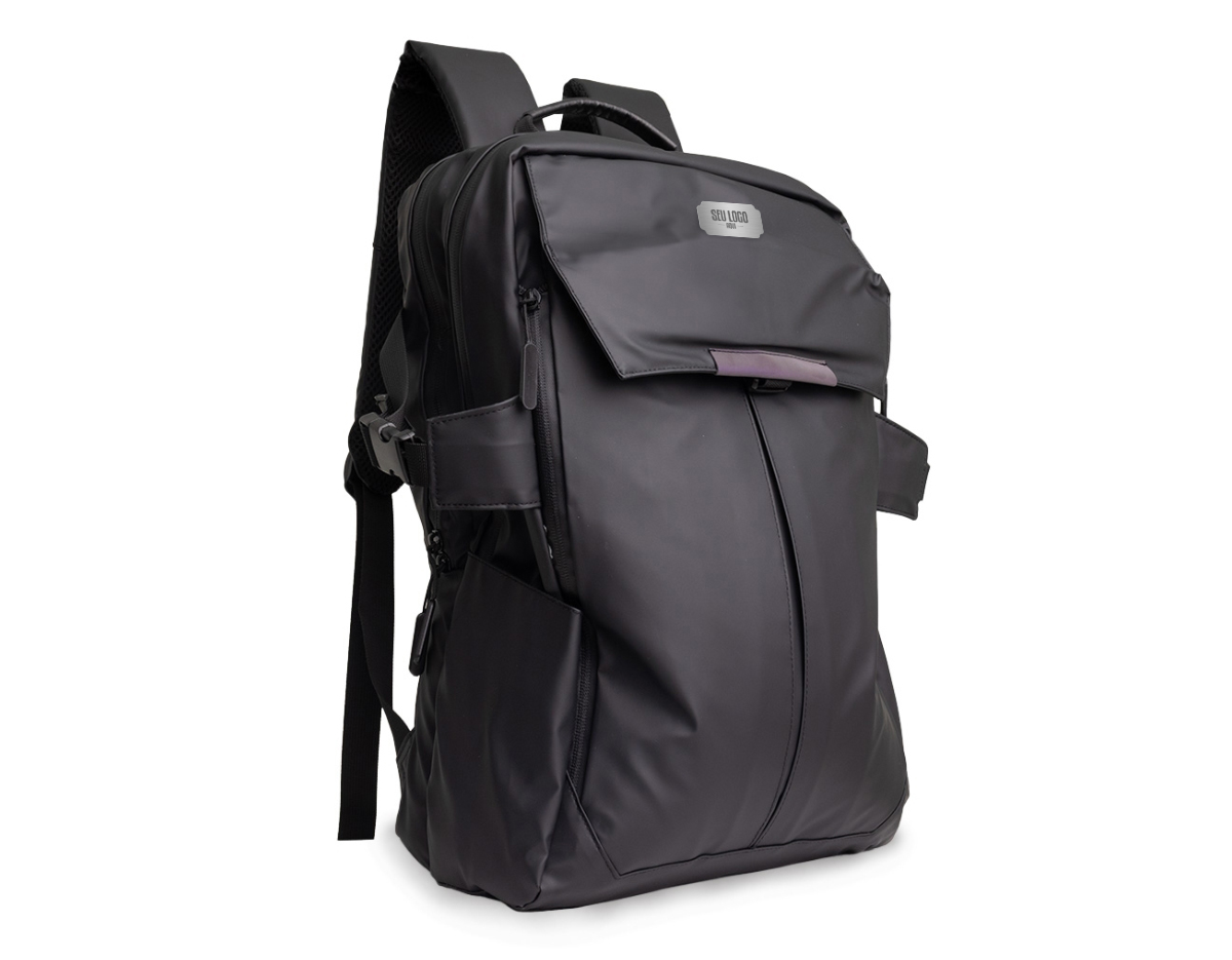 Mochila de 30 Litros confeccionada em couro sintético resistente à água. Contém três compartimentos, sendo um deles exclusivo para acomodar capacete de bicicleta e outro para notebook de 15,6" com revestimento aveludado. A mochila possui faixa e detalhes refletivos, bolsos externos nas laterais, bolso interno de plástico exclusivo para itens molhados, bolso interno de tela, alça para engate em mala de viagem, alça regulável revestida com espuma, parte traseira também revestida com espuma para maior conforto e fivelas para melhor expansão e segurança da mochila.