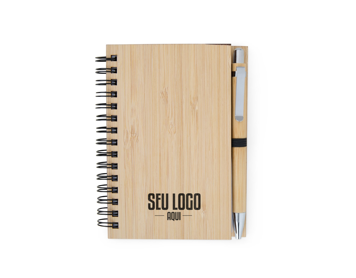 Caderneta ecológica com caneta. Capa de bambu. Possui aproximadamente 50 folhas brancas pautadas. Acompanha uma caneta de bambu com detalhes em metal.