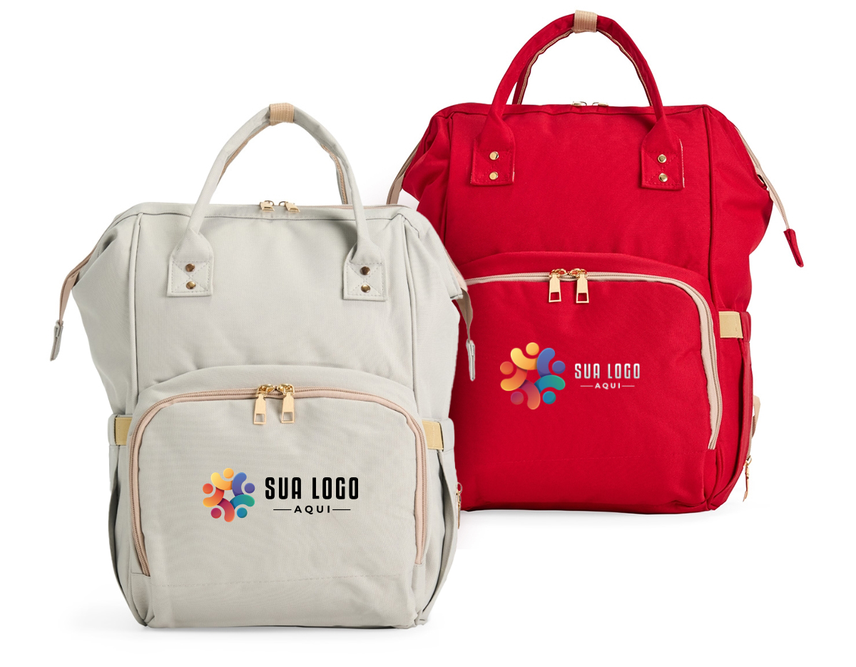 Mochila funcional de 19 litros em tecido oxford resistente à água. Possui três compartimentos distintos para uma organização eficiente. O compartimento principal conta com uma armação metálica que proporciona abertura fácil e manuseio prático, além de seis bolsos internos para organização adicional, sendo um deles em material plástico para itens molhados. Conta também com um acesso nas costas da mochilha para pegar itens que estajam no fundo com facilidade. No compartimento frontal, encontram-se três bolsos térmicos ideais para itens sensíveis à temperatura e um bolso de tela. E o terceiro compartimento sendo nas costas. A mochila também dispõe de dois bolsos laterais e duas alças de mão com suporte para juntura, proporcionando praticidade ao transporte, alça para engate em malas de viagem e duas alças para pendurar a bolsa onde desejar. As alças para as costas são ajustáveis, garantindo conforto personalizado durante o uso.