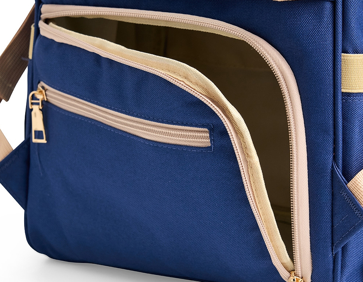 Mochila funcional de 19 litros em tecido oxford resistente à água. Possui três compartimentos distintos para uma organização eficiente. O compartimento principal conta com uma armação metálica que proporciona abertura fácil e manuseio prático, além de seis bolsos internos para organização adicional, sendo um deles em material plástico para itens molhados. Conta também com um acesso nas costas da mochilha para pegar itens que estajam no fundo com facilidade. No compartimento frontal, encontram-se três bolsos térmicos ideais para itens sensíveis à temperatura e um bolso de tela. E o terceiro compartimento sendo nas costas. A mochila também dispõe de dois bolsos laterais e duas alças de mão com suporte para juntura, proporcionando praticidade ao transporte, alça para engate em malas de viagem e duas alças para pendurar a bolsa onde desejar. As alças para as costas são ajustáveis, garantindo conforto personalizado durante o uso.
