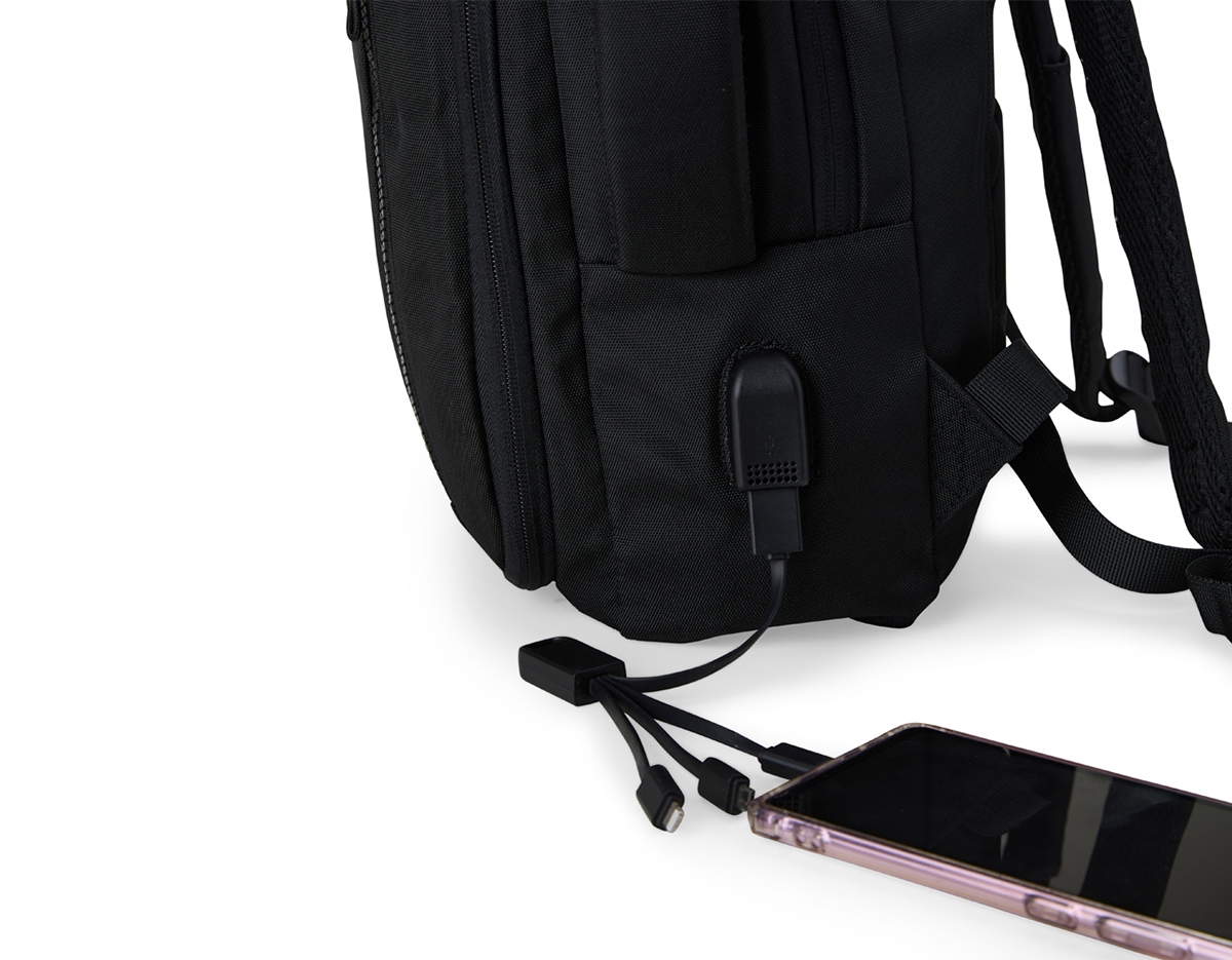 Mochila confeccionada em Nylon, 21 litros, com 4 compartimentos, sendo o principal com bolso para notebook de 15.6 polegadas. Possui dois bolsos externos, bolsos e divisórias internas para acessórios. A mochila possui suporte externo USB, alça com bolso integrado para cartões, alça para engate em malas de viagem e duas alças de mão, sendo uma delas para o transporte da mochila no formato pasta.