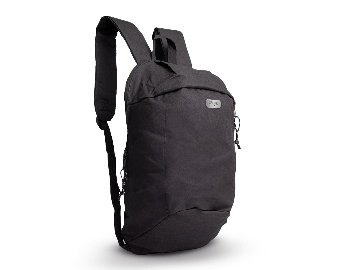 A mochila rPET de 9 litros oferece praticidade e sustentabilidade em um design compacto. Com dois compartimentos, permite organizar seus pertences de forma eficiente. Feita de material reciclado, é uma escolha consciente para quem valoriza o meio ambiente. Ideal para uso diário ou pequenas aventuras.