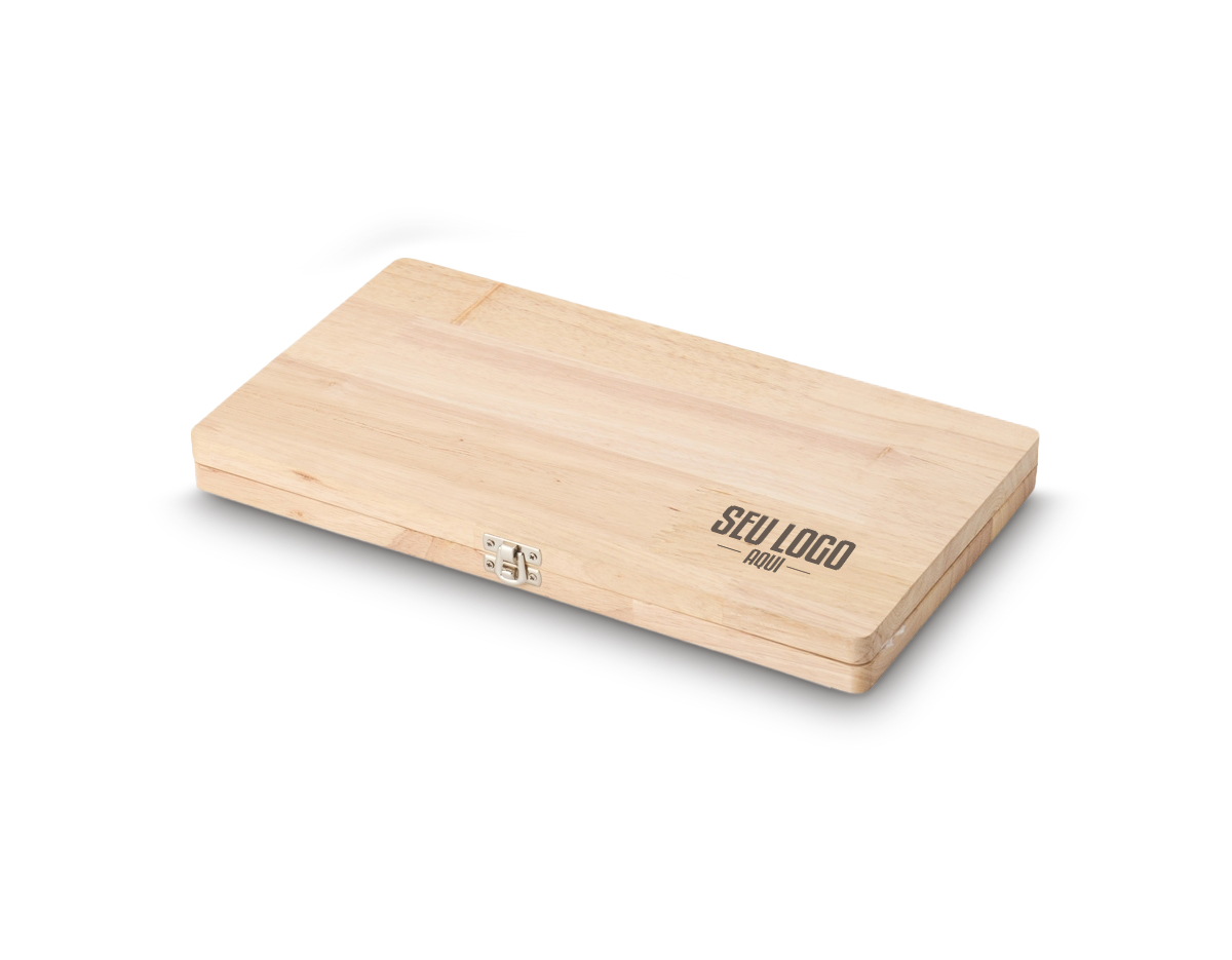 Kit churrasco em estojo de madeira, composto por três facas e um garfo. As facas são fabricadas em aço inoxidável de alta qualidade, garantindo durabilidade e precisão no corte de carnes. O garfo possui pontas afiadas para manuseio seguro dos alimentos durante o churrasco. O estojo de madeira oferece proteção e organização às peças, facilitando seu armazenamento e transporte. Ideal para entusiastas da culinária ao ar livre.