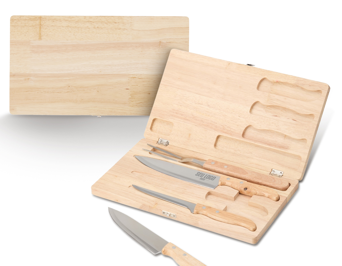 Kit churrasco em estojo de madeira, composto por três facas e um garfo. As facas são fabricadas em aço inoxidável de alta qualidade, garantindo durabilidade e precisão no corte de carnes. O garfo possui pontas afiadas para manuseio seguro dos alimentos durante o churrasco. O estojo de madeira oferece proteção e organização às peças, facilitando seu armazenamento e transporte. Ideal para entusiastas da culinária ao ar livre.