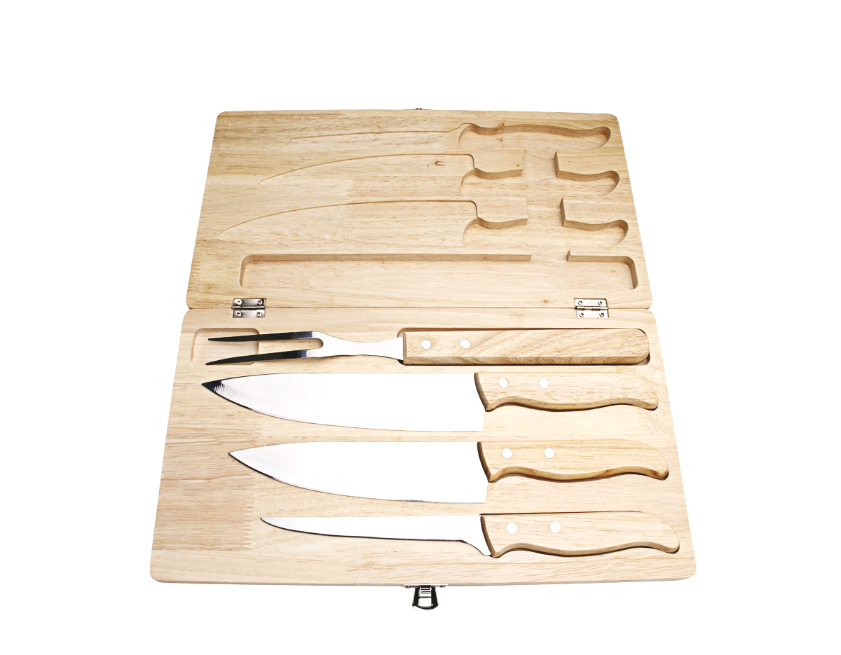Kit churrasco em estojo de madeira, composto por três facas e um garfo. As facas são fabricadas em aço inoxidável de alta qualidade, garantindo durabilidade e precisão no corte de carnes. O garfo possui pontas afiadas para manuseio seguro dos alimentos durante o churrasco. O estojo de madeira oferece proteção e organização às peças, facilitando seu armazenamento e transporte. Ideal para entusiastas da culinária ao ar livre.