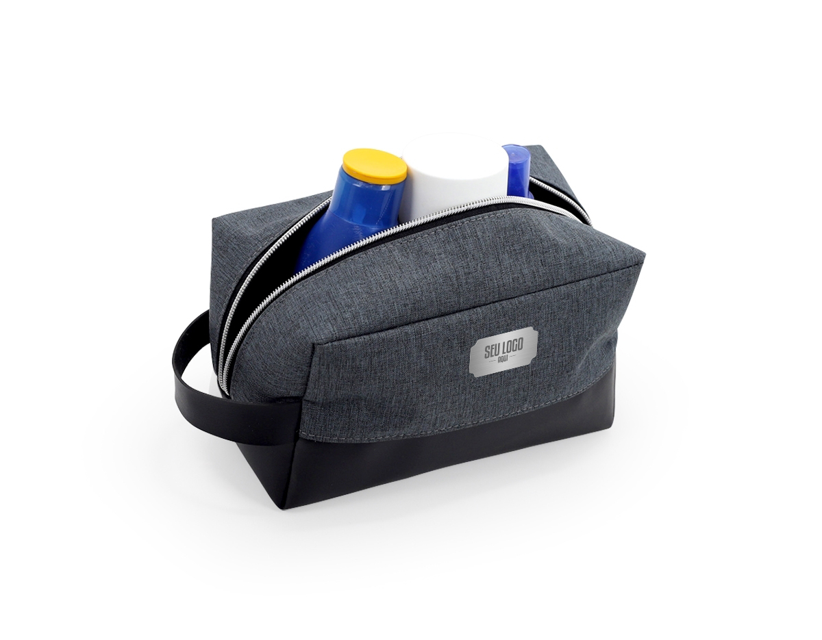 Nécessaire feita de nylon com detalhes em couro sintético, com forro interno de poliéster. Ideal para armazenar e organizar seus itens de higiene pessoal ou cosméticos. O nylon oferece durabilidade e resistência, enquanto o couro sintético adiciona um toque de elegância ao design. O forro de poliéster proporciona proteção adicional aos seus pertences. Perfeita para viagens ou uso diário.