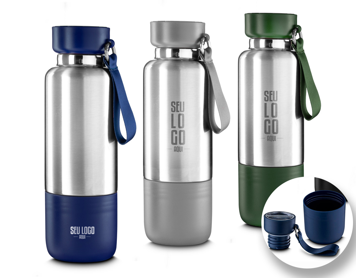 Garrafa térmica em aço inox com parede dupla isolada a vácuo, capacidade de 500ml e cordão tipo mosquetão. Tampa rosqueável, vedada por um anel de silicone. Possui copo adicional rosqueável na parte inferior da garrafa. Parte superior da tampa acompanha um cordão adicional de 68cm para substituição. Permitindo uso do compartimento para pequenos objetos.
