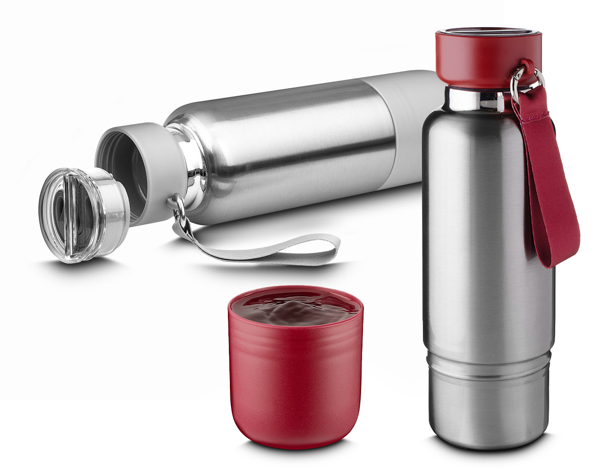 Garrafa térmica em aço inox com parede dupla isolada a vácuo, capacidade de 500ml e cordão tipo mosquetão. Tampa rosqueável, vedada por um anel de silicone. Possui copo adicional rosqueável na parte inferior da garrafa. Parte superior da tampa acompanha um cordão adicional de 68cm para substituição. Permitindo uso do compartimento para pequenos objetos.