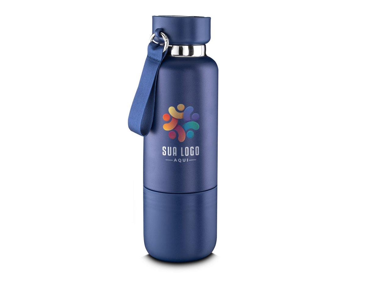 Garrafa térmica em aço inox com parede dupla isolada a vácuo com acabamento na parte externa em tinta pó. Capacidade de 500ml e cordão tipo mosquetão. Tampa rosqueável, vedada por um anel de silicone. Possui copo adicional rosqueável na parte inferior da garrafa. Parte superior da tampa acompanha um cordão adicional de 68cm para substituição. Permitindo uso do compartimento para pequenos objetos