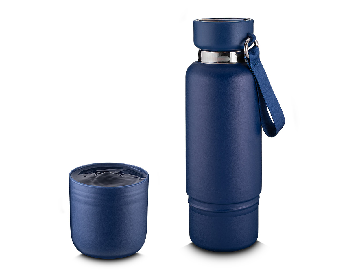 Garrafa térmica em aço inox com parede dupla isolada a vácuo com acabamento na parte externa em tinta pó. Capacidade de 500ml e cordão tipo mosquetão. Tampa rosqueável, vedada por um anel de silicone. Possui copo adicional rosqueável na parte inferior da garrafa. Parte superior da tampa acompanha um cordão adicional de 68cm para substituição. Permitindo uso do compartimento para pequenos objetos