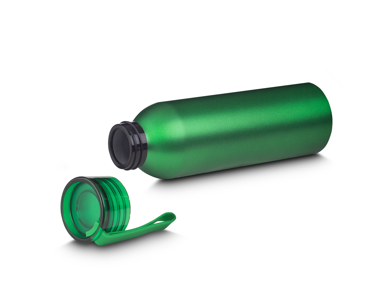 Garrafa em alumínio reciclado acabamento mate com capacidade 600ml. Tampa rosqueável em plástico e alça de transporte emborrachada.

