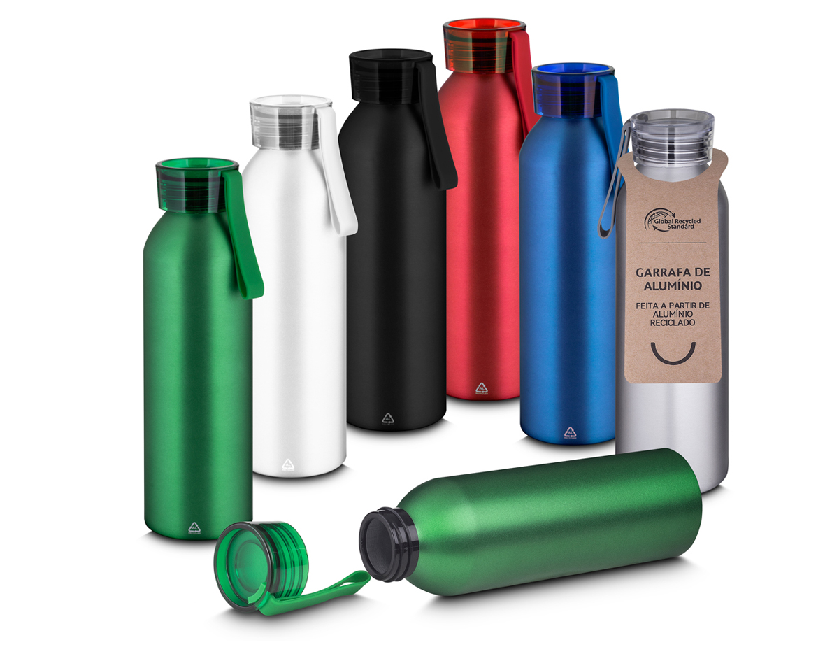 Garrafa em alumínio reciclado acabamento mate com capacidade 600ml. Tampa rosqueável em plástico e alça de transporte emborrachada.


