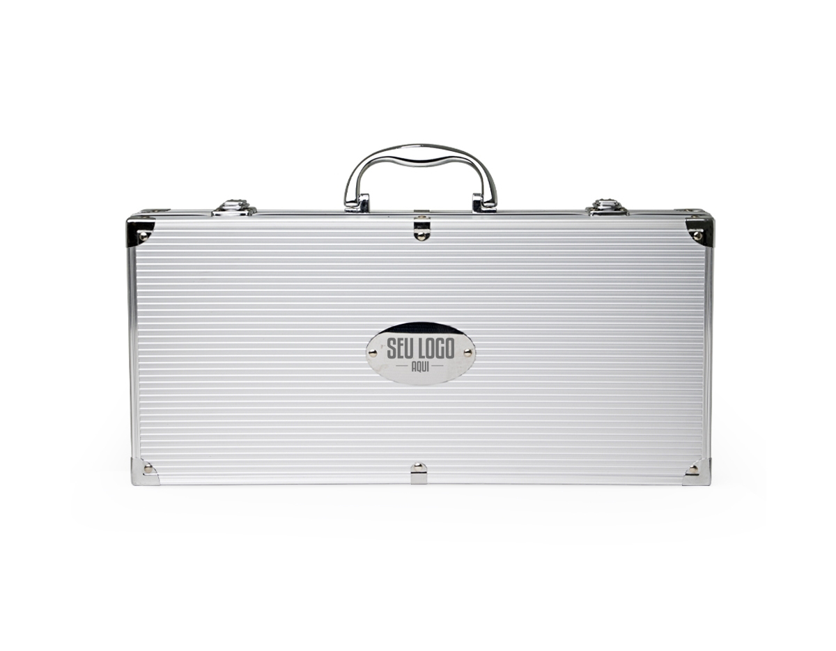 Kit churrasco 10 peças em maleta de alumínio com travas de segurança e placa central para personalização. Contém: espátula, pegador, escova para grelha, faca, pincel, garfo e quatro espetos, parte interna da maleta com revestimento em TNT e suportes de velcro para fixação das peças.