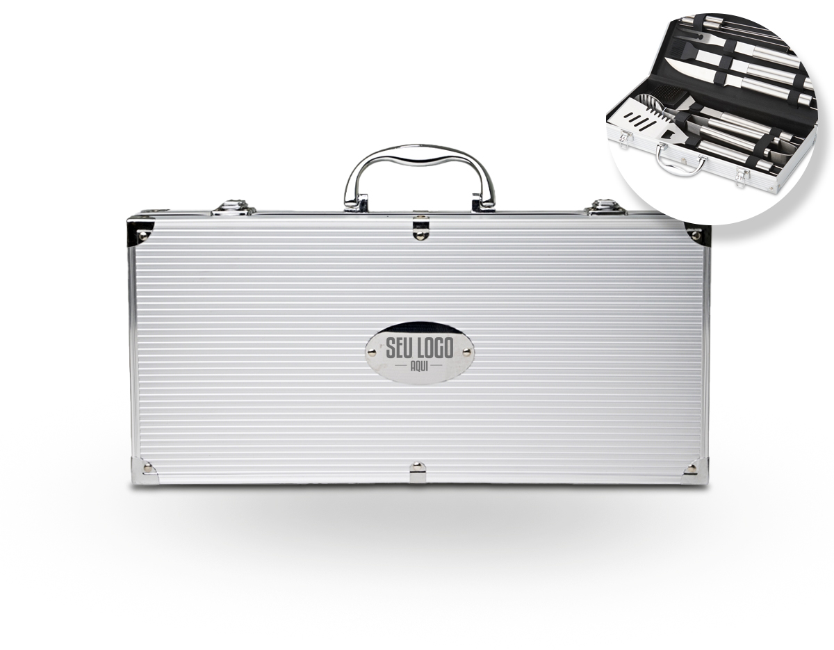 Kit churrasco 10 peças em maleta de alumínio com travas de segurança e placa central para personalização. Contém: espátula, pegador, escova para grelha, faca, pincel, garfo e quatro espetos, parte interna da maleta com revestimento em TNT e suportes de velcro para fixação das peças.