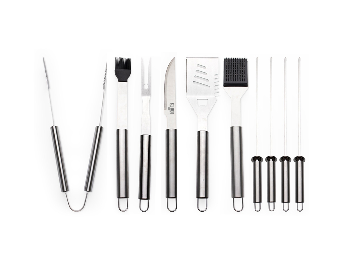 Kit churrasco 10 peças em maleta de alumínio com travas de segurança e placa central para personalização. Contém: espátula, pegador, escova para grelha, faca, pincel, garfo e quatro espetos, parte interna da maleta com revestimento em TNT e suportes de velcro para fixação das peças.