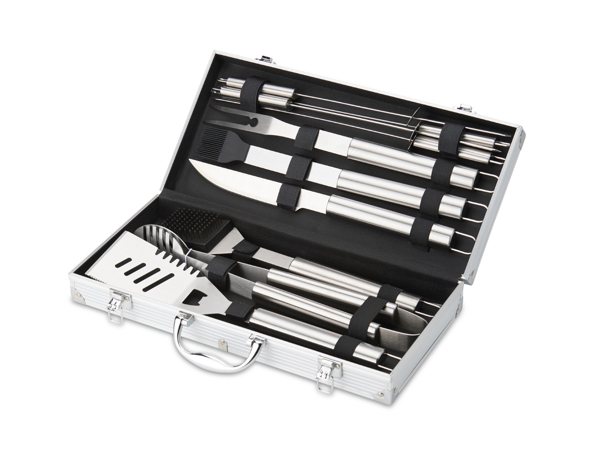 Kit churrasco 10 peças em maleta de alumínio com travas de segurança e placa central para personalização. Contém: espátula, pegador, escova para grelha, faca, pincel, garfo e quatro espetos, parte interna da maleta com revestimento em TNT e suportes de velcro para fixação das peças.