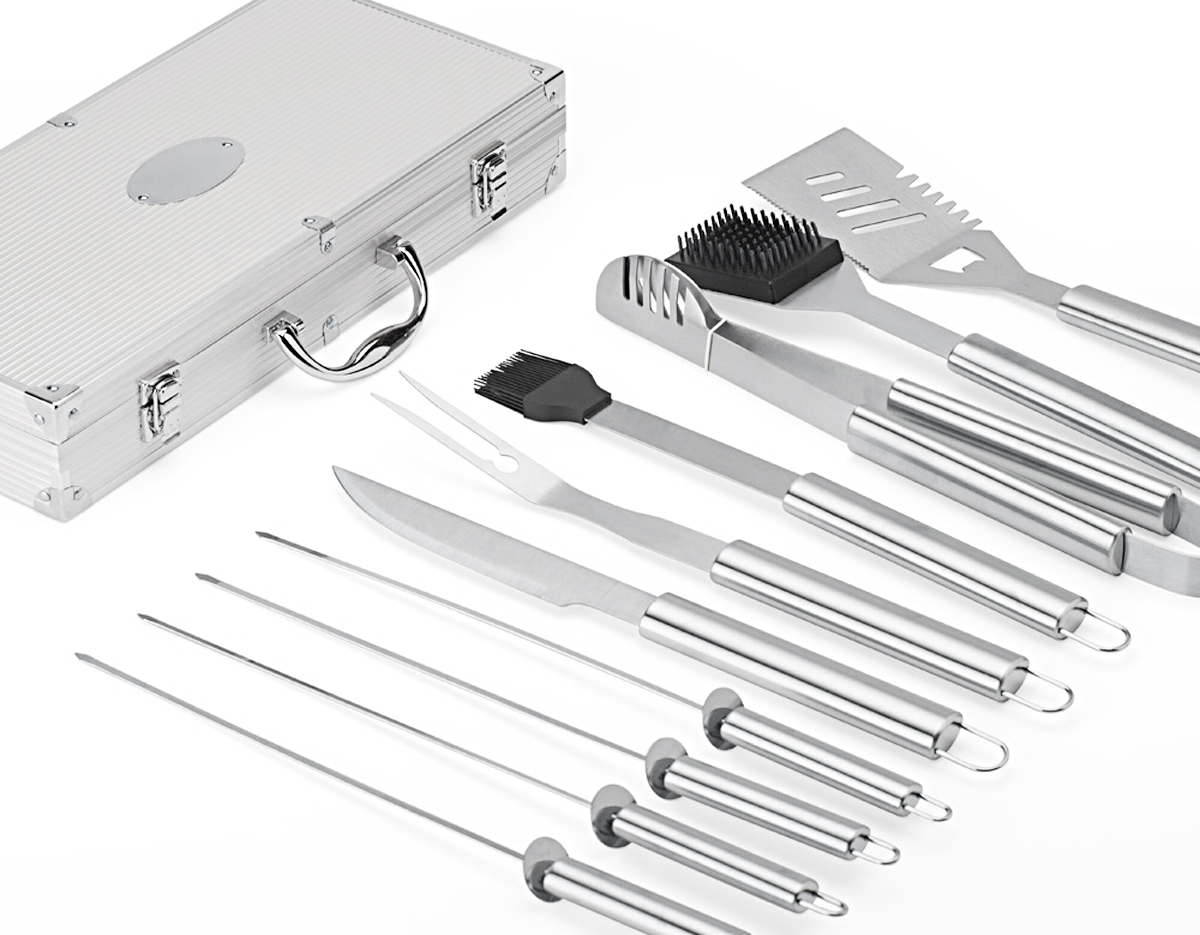 Kit churrasco 10 peças em maleta de alumínio com travas de segurança e placa central para personalização. Contém: espátula, pegador, escova para grelha, faca, pincel, garfo e quatro espetos, parte interna da maleta com revestimento em TNT e suportes de velcro para fixação das peças.